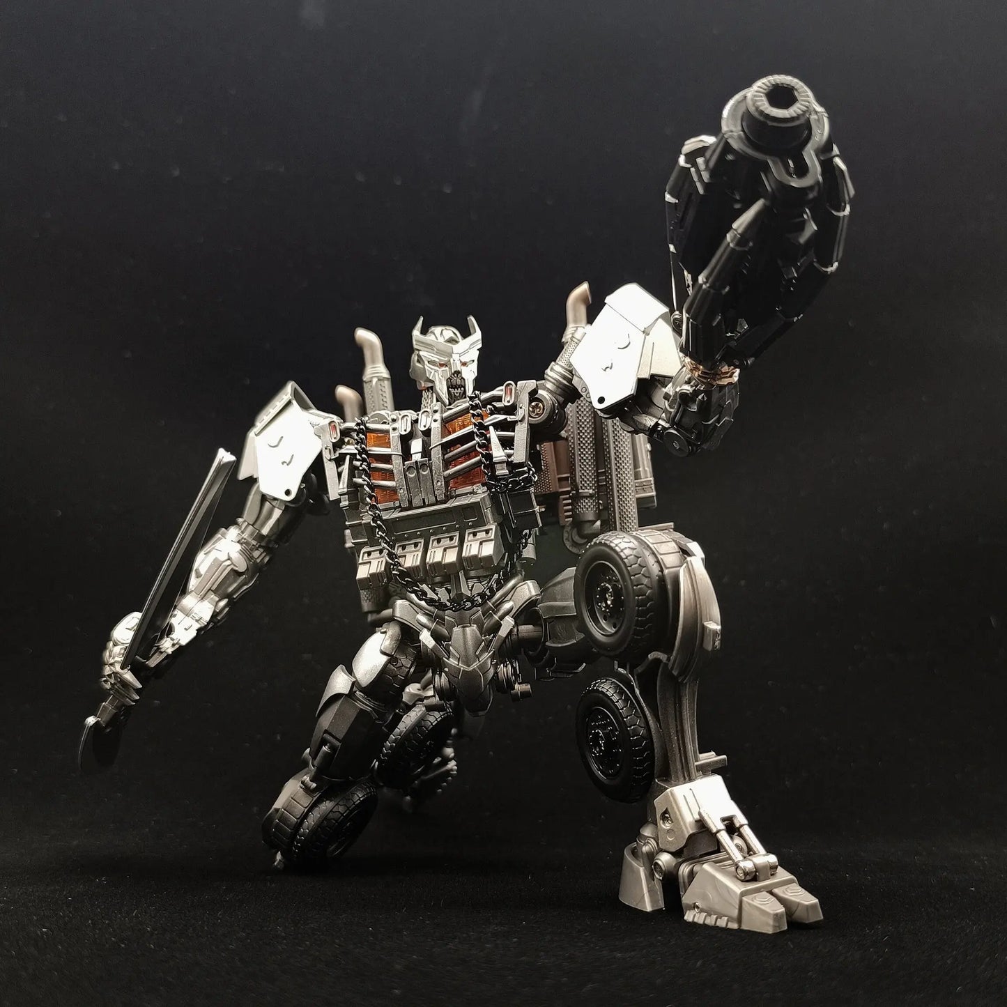 Figurina Transformers Scourge Spada alla luce TW1031 — Combattimento cromato Modalità semirimorchio