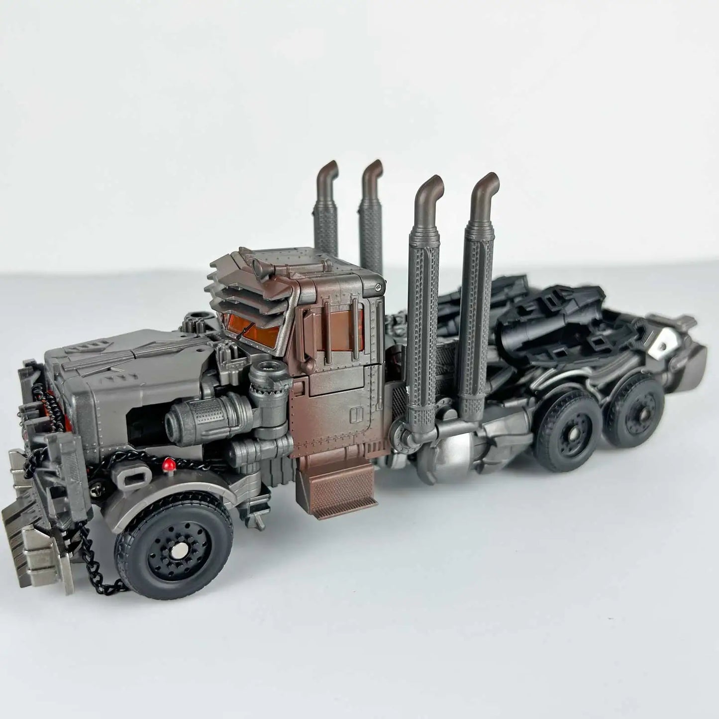 Figurina Transformers Scourge Studio Series 18 cm — Set di accessori bianchi e grigi