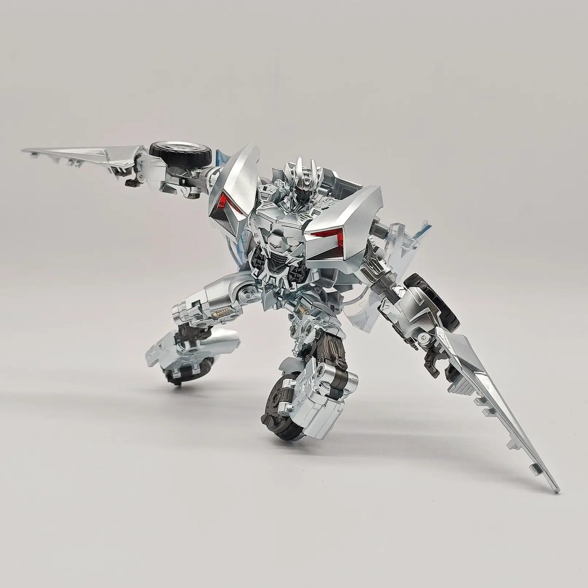 Figurina Transformers Sideswipe War Dancer — Ballerino di Guerra Rosso e Argento