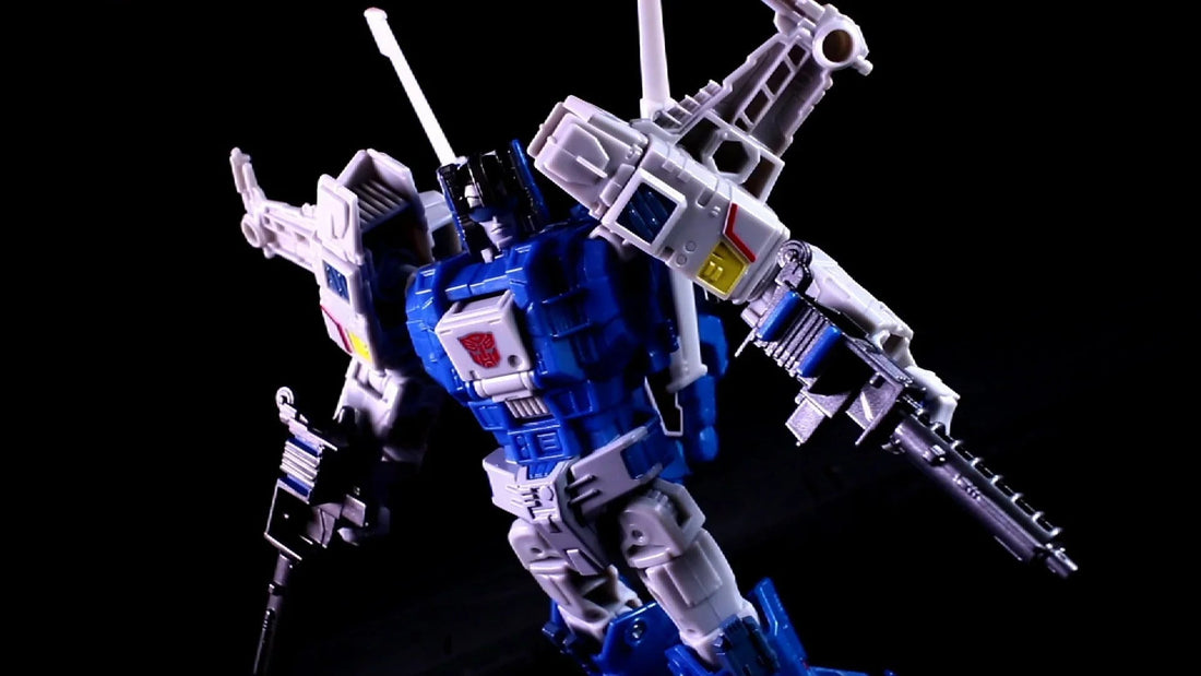 Figurine Transformers Titans Return Highbrow bleue et grise, armée, fond noir – Transformers.