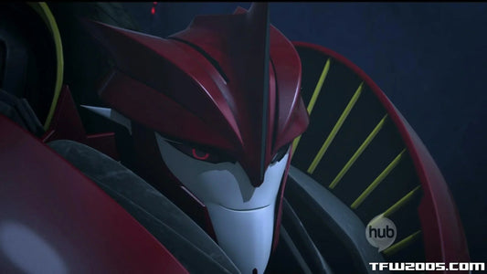 Robot rouge stylisé au visage blanc, ailerons jaunes derrière la tête, regard sérieux – Transformers.