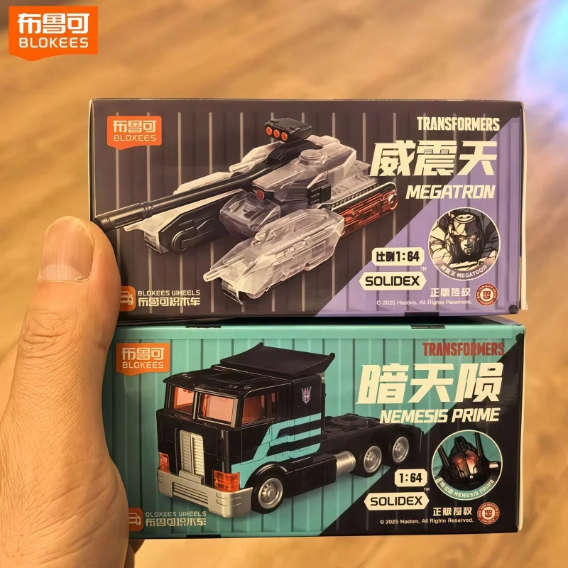 Action figure Transformers Megatron — modello articolato Blokees, carro d'assalto mobile