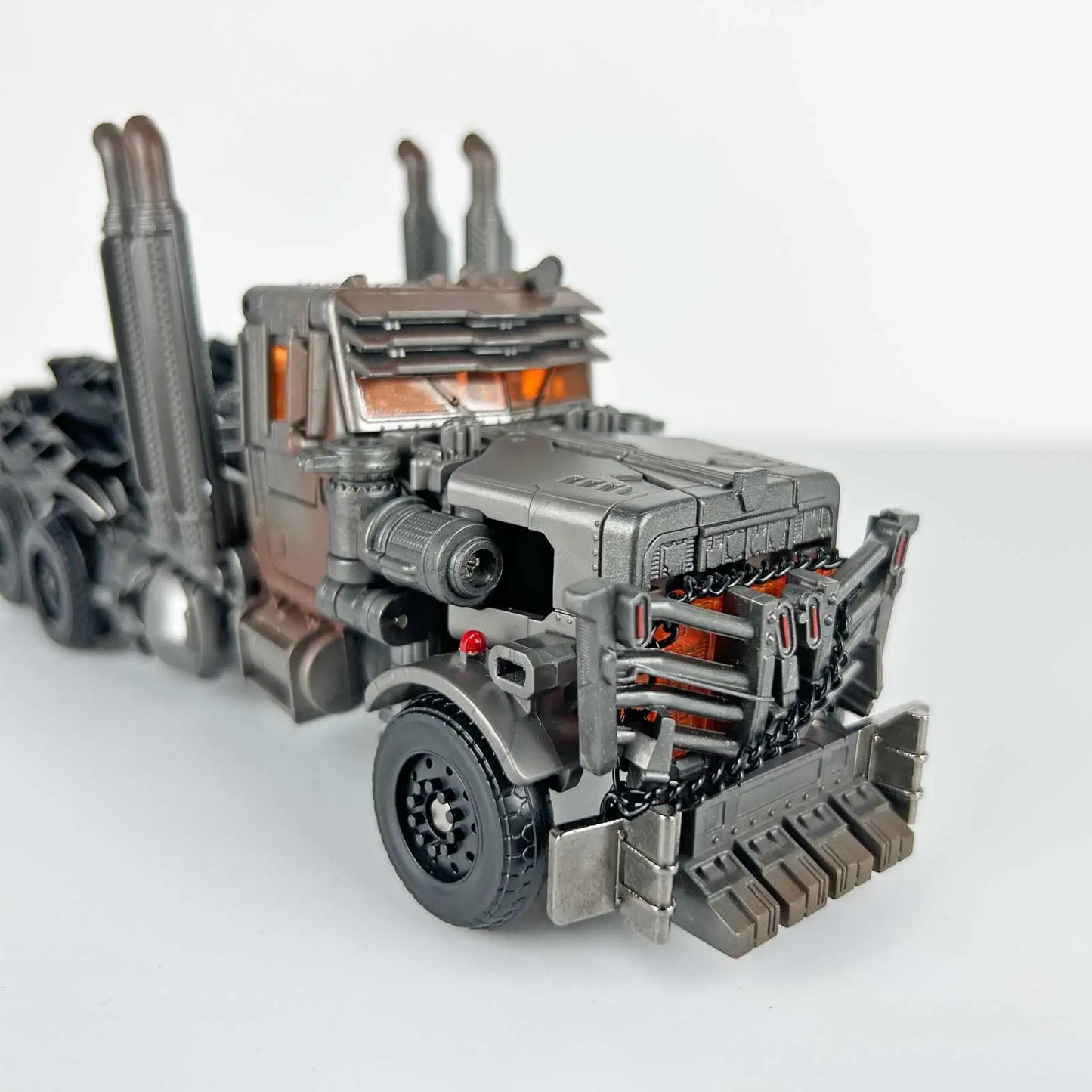 Figurina Transformers Scourge Studio Series 18 cm — Set di accessori bianchi e grigi