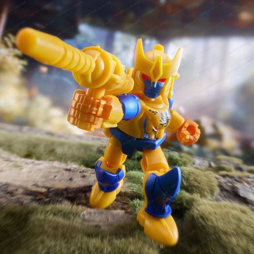 Figurina Transformers Cheetor Blokees — Felino dorato in posizione d'attacco campo dorato