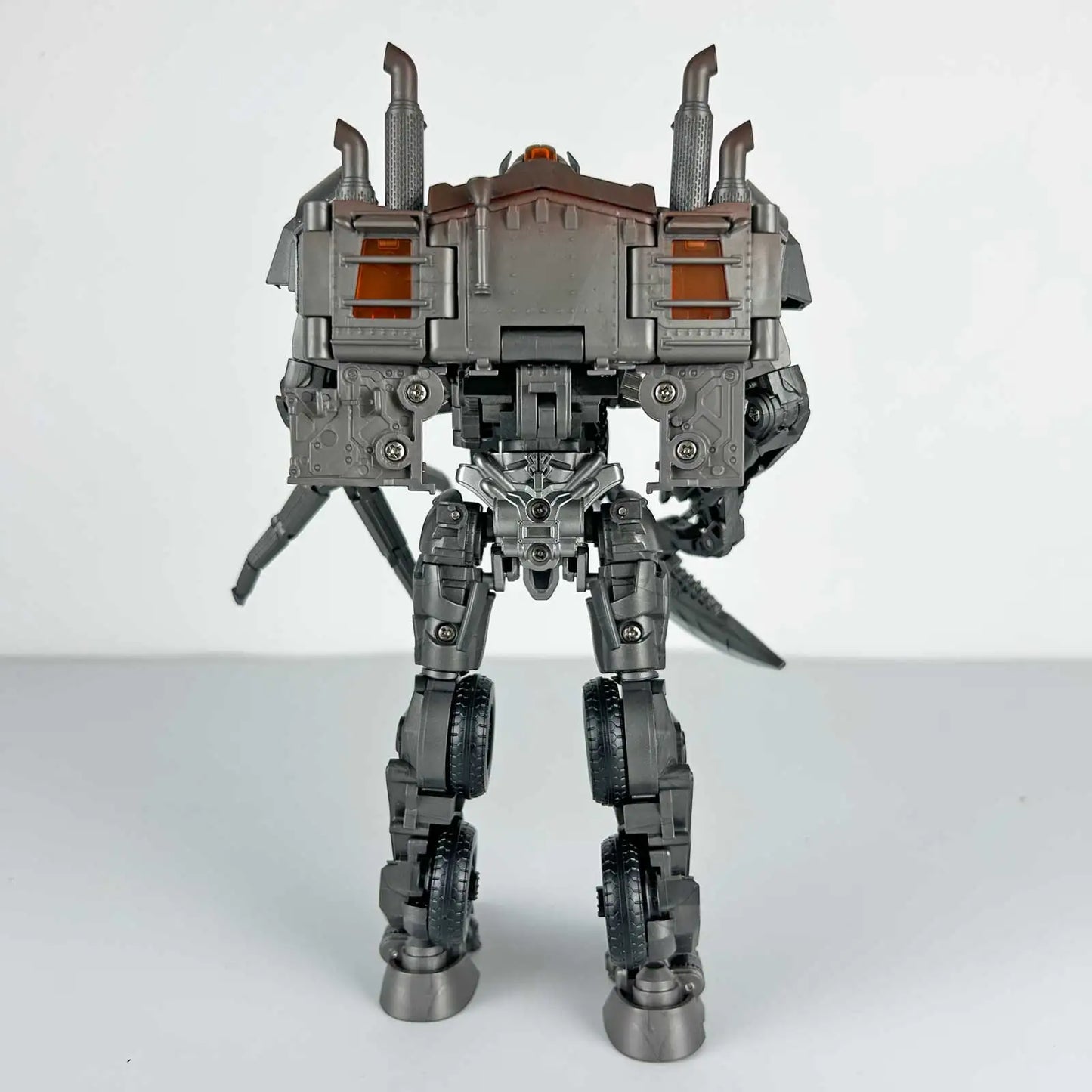 Figurina Transformers Scourge Studio Series 18 cm — Set di accessori bianchi e grigi