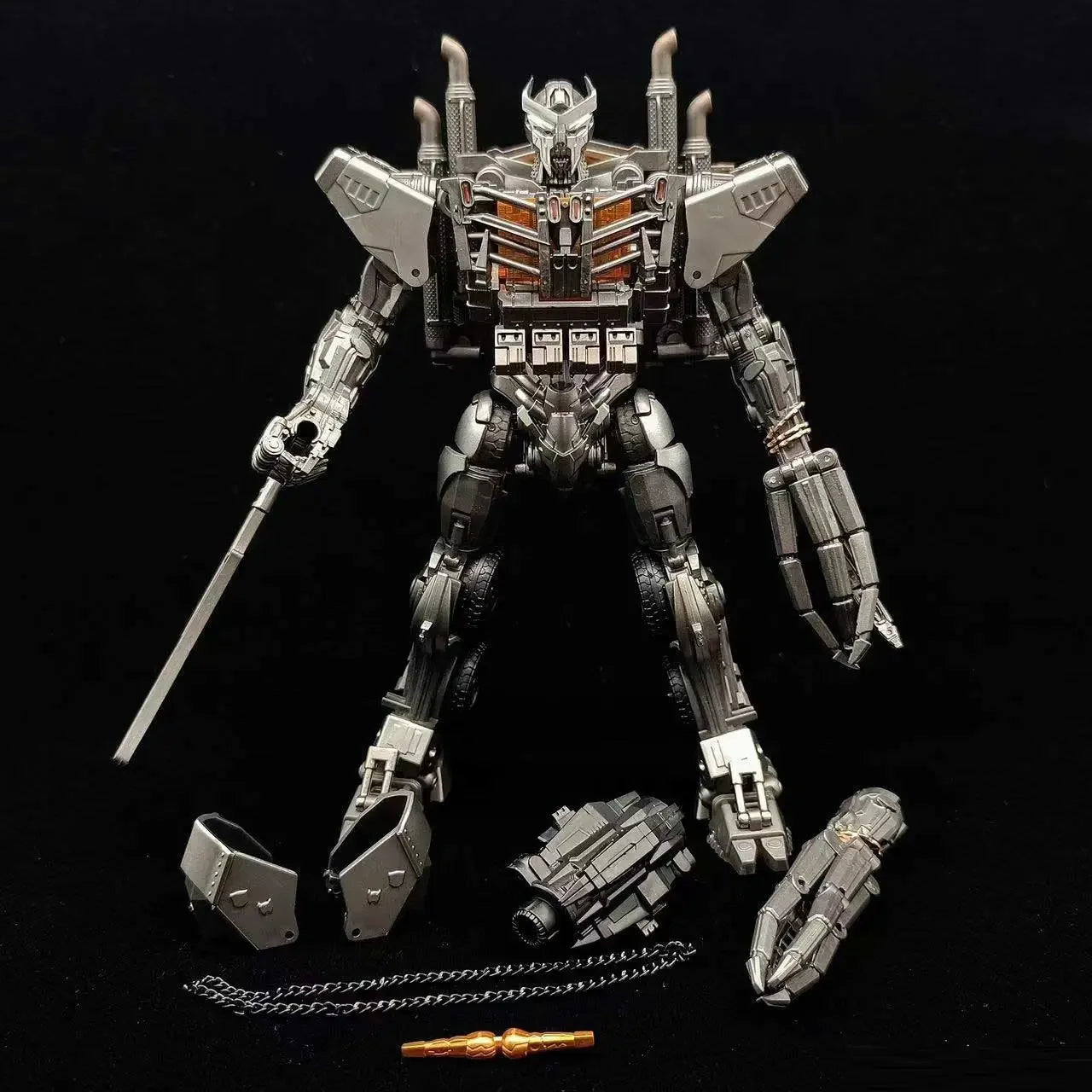 Figurina Transformers Scourge Studio Series 18 cm — Set di accessori bianchi e grigi
