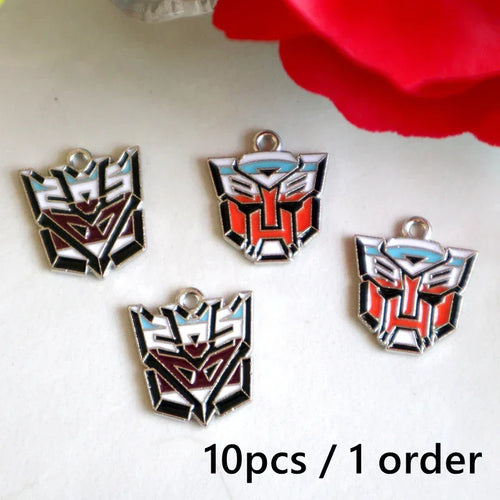 Pendentifs émaillés logos Autobots et Decepticons en métal, fond blanc, rose rouge – Transformers.