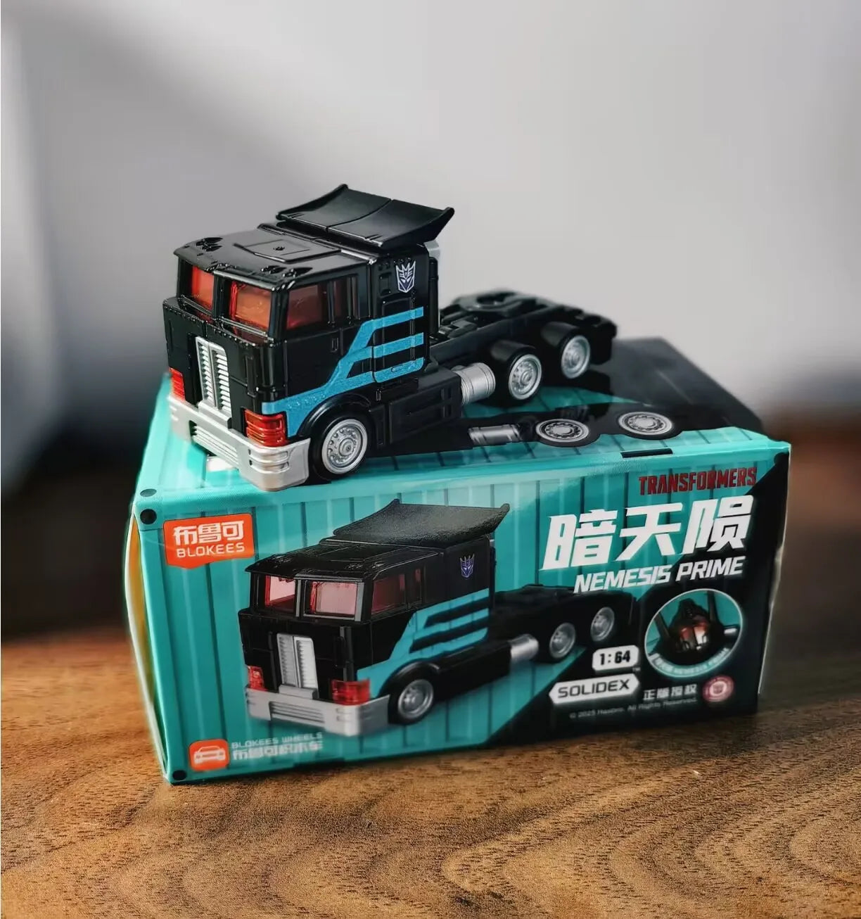 Figurina Transformers Nemesis Prime Blokees articolata — Robot oscuro confezione completa