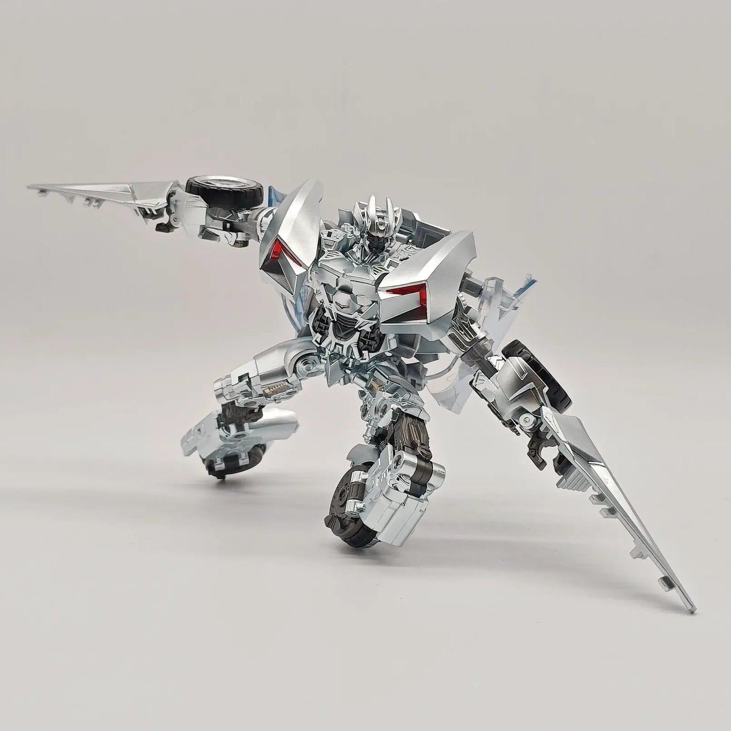 Figurina Transformers Sideswipe War Dancer — Ballerino di Guerra Rosso e Argento