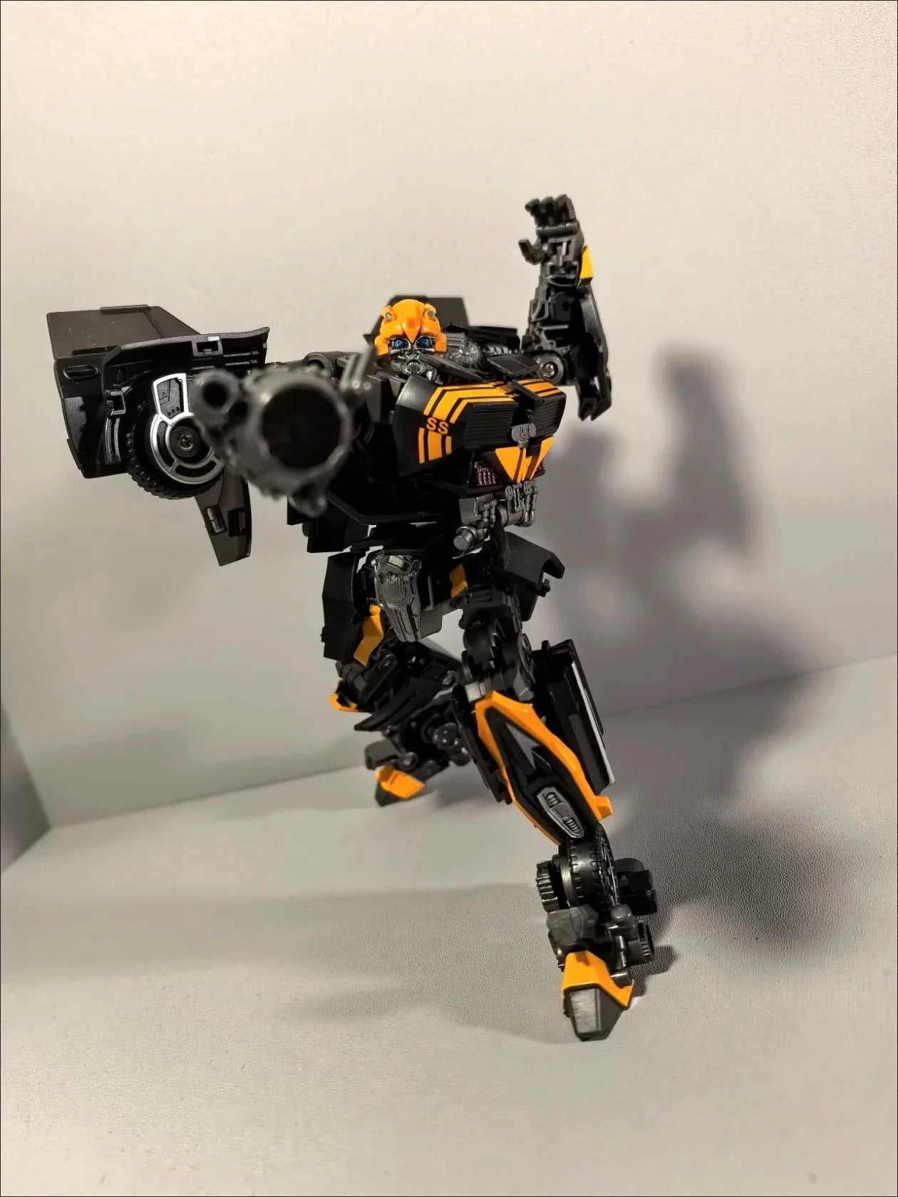 Figurina Transformers Bumblebee Black Bee TW1038 — Edizione nera e arancione Guerriero