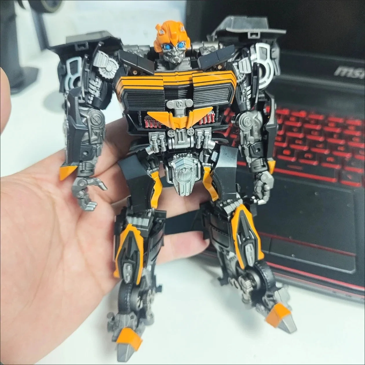 Figurina Transformers Bumblebee Black Bee TW1038 — Edizione nera e arancione Guerriero