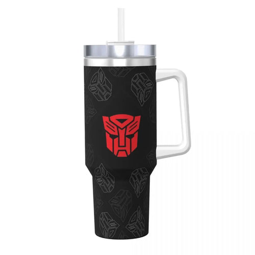 Gobelet noir avec logo rouge Autobots, poignée blanche et paille sur fond blanc – Transformers.