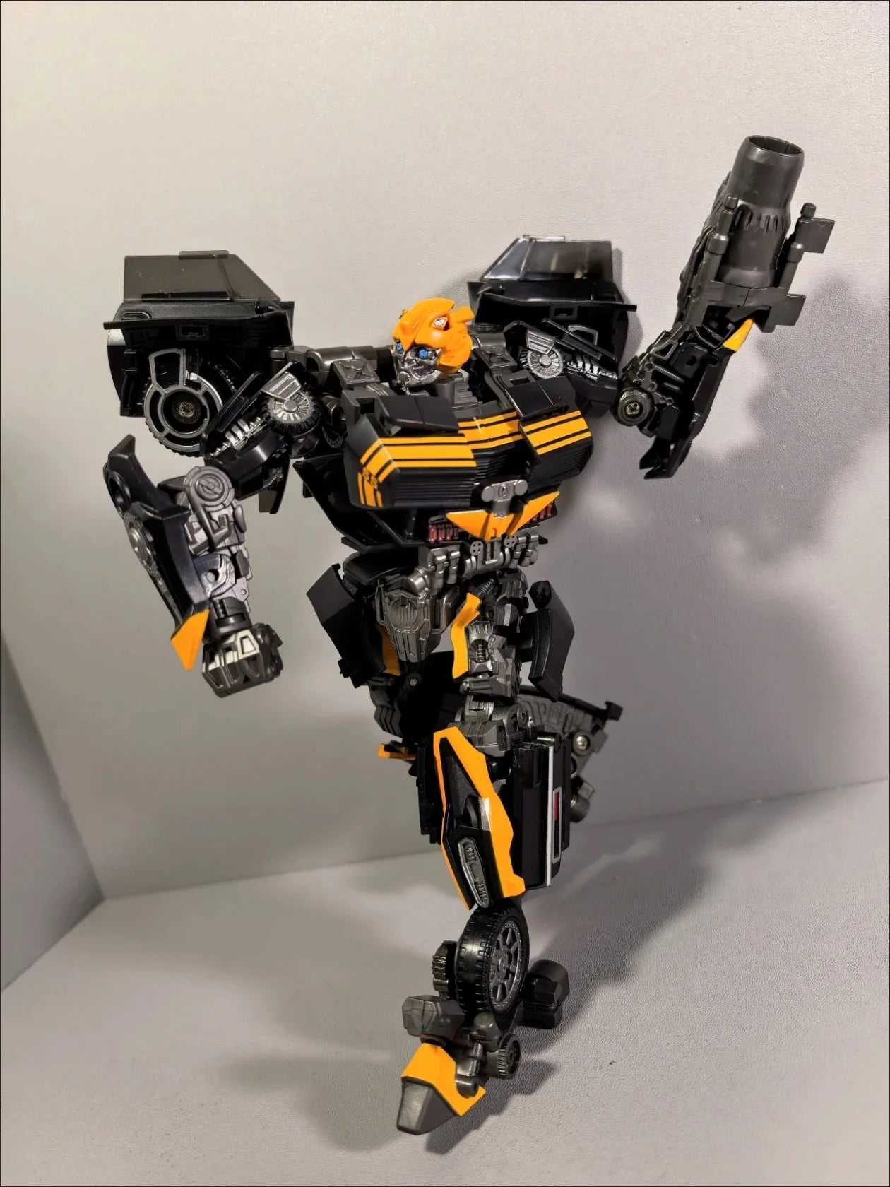 Figurina Transformers Bumblebee Black Bee TW1038 — Edizione nera e arancione Guerriero